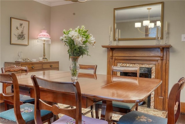 dining room with crown molding and a notable chandelier