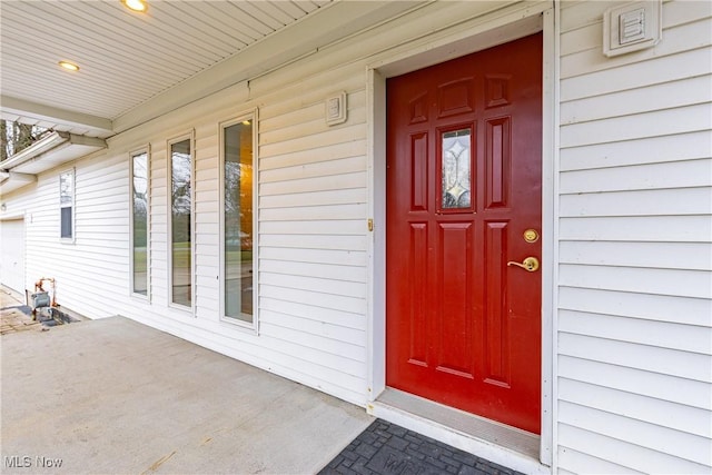 entrance to property featuring covered porch