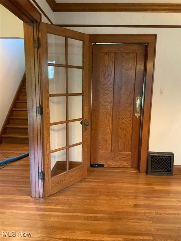 entryway featuring light hardwood / wood-style flooring and crown molding