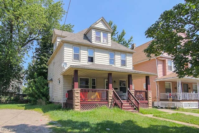 view of front of property featuring a front yard and a porch