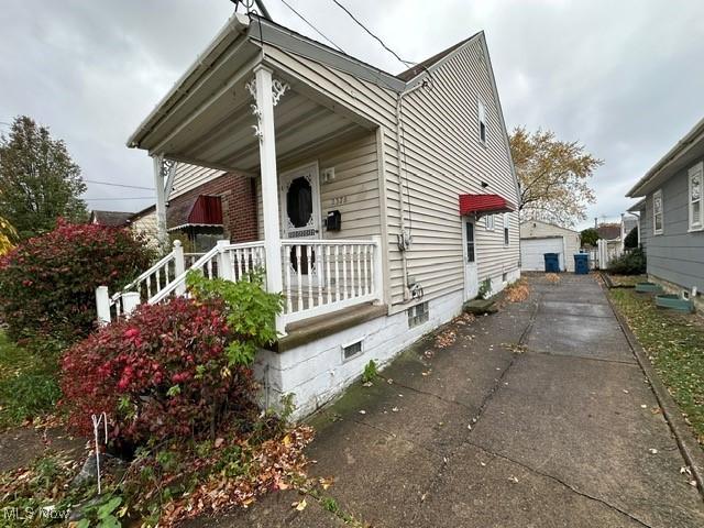 view of front facade featuring an outdoor structure and a garage