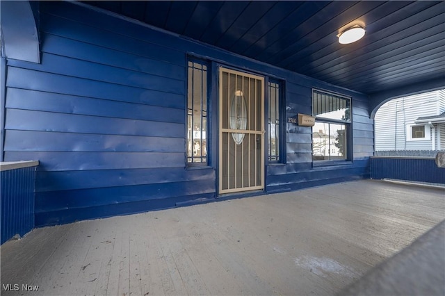 entrance to property featuring a porch