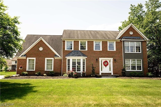 view of front facade featuring a front yard