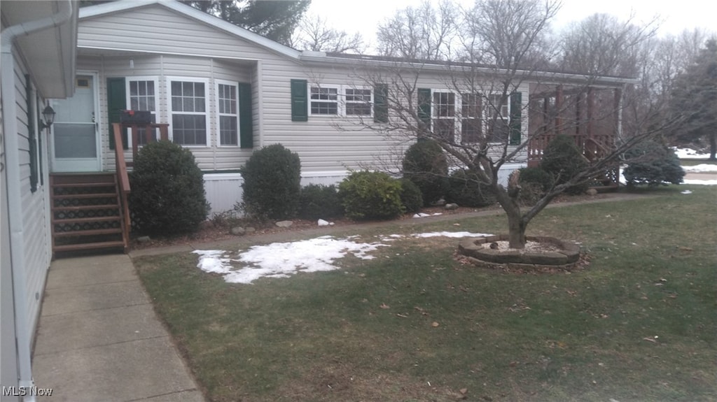 view of front of home with a front lawn