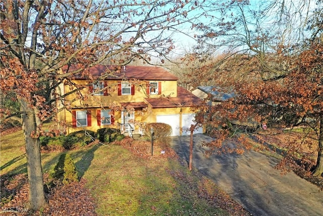 view of front facade with a garage and a front yard