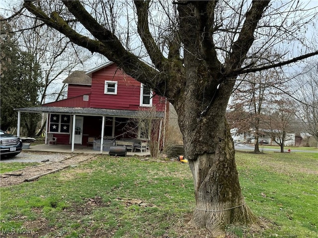 view of front facade featuring a patio and a front lawn