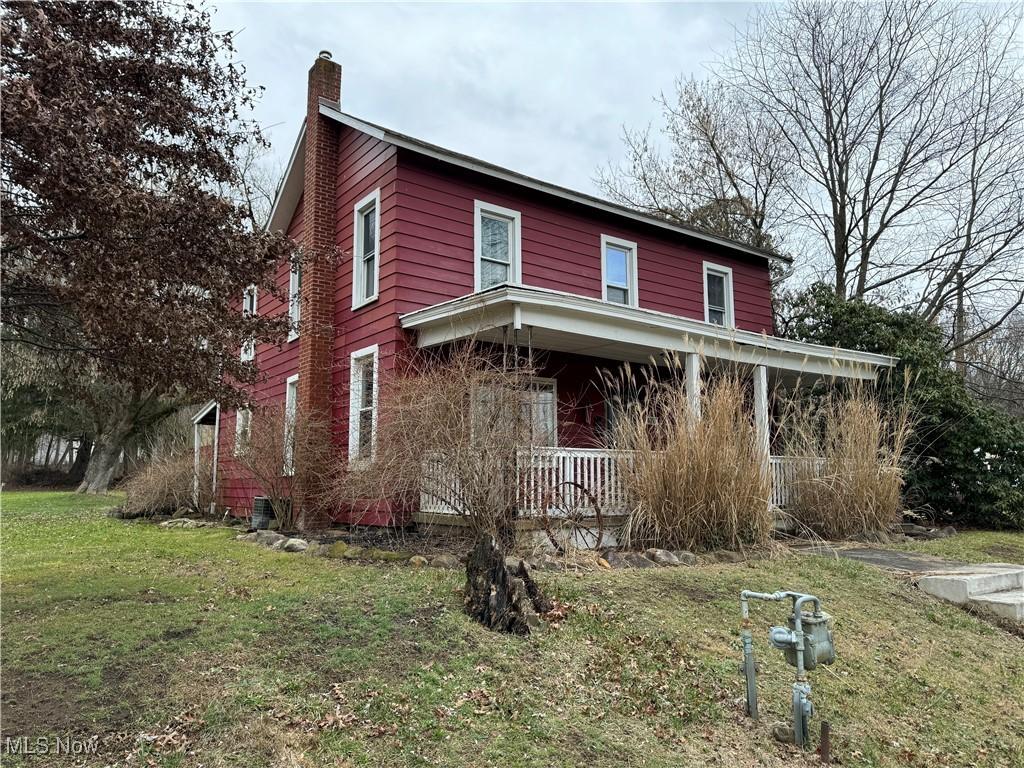 front facade featuring a porch and a front yard