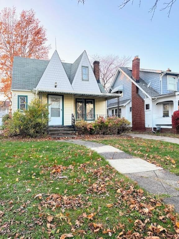 view of front of property with a front yard