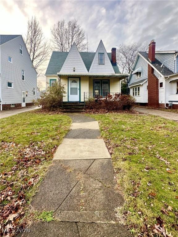 view of front of property featuring a front lawn