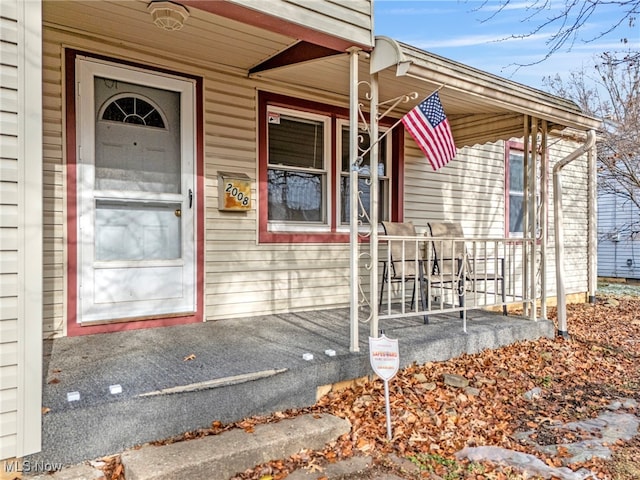 entrance to property featuring covered porch