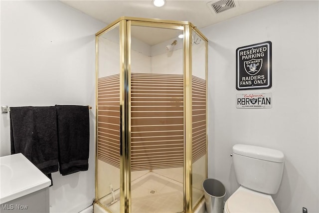 full bath featuring toilet, a shower stall, visible vents, and vanity