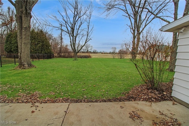 view of yard with a patio