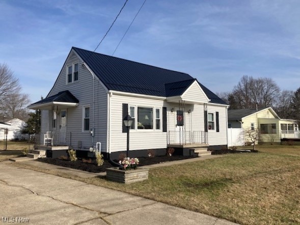 view of front of house featuring a front yard