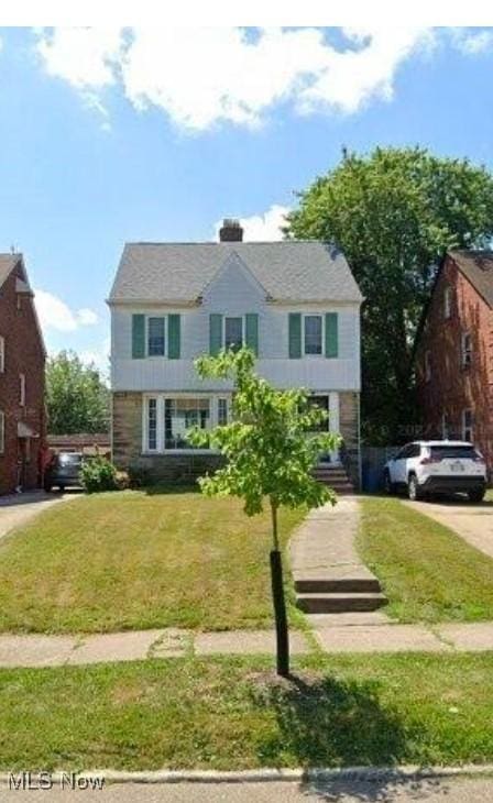 view of front of house with a front lawn