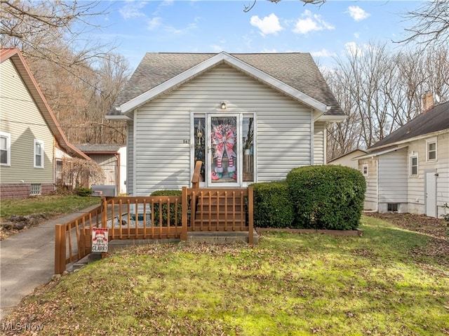 bungalow featuring a front lawn