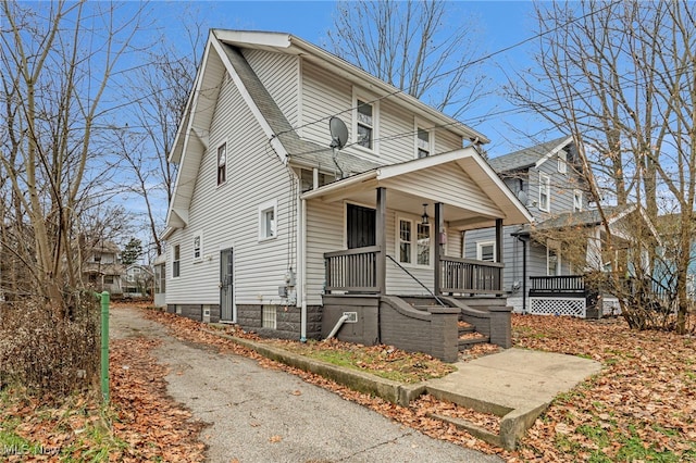 front facade featuring a porch