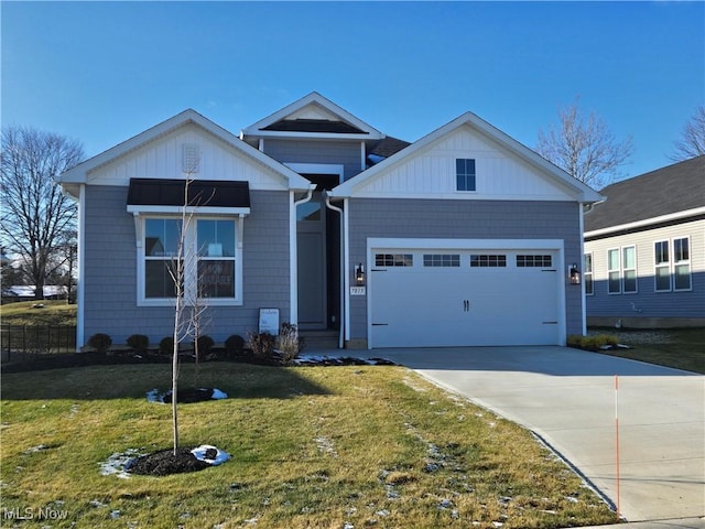 view of front facade featuring a front yard