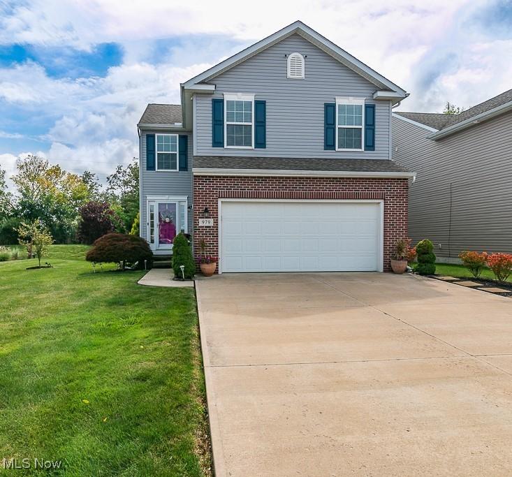 view of front property featuring a front lawn and a garage