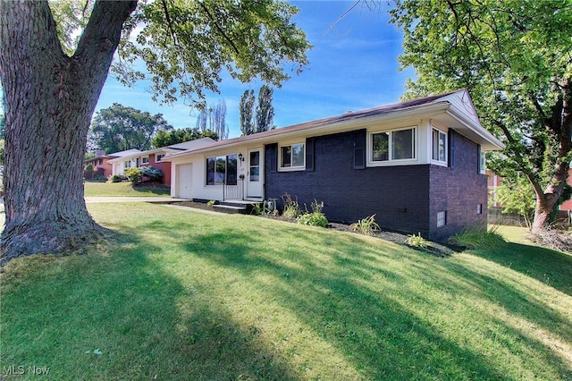 single story home with a front lawn