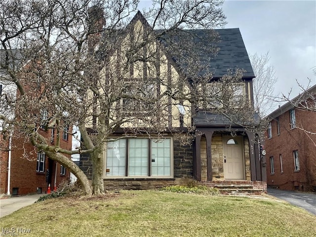 view of front facade featuring a front yard