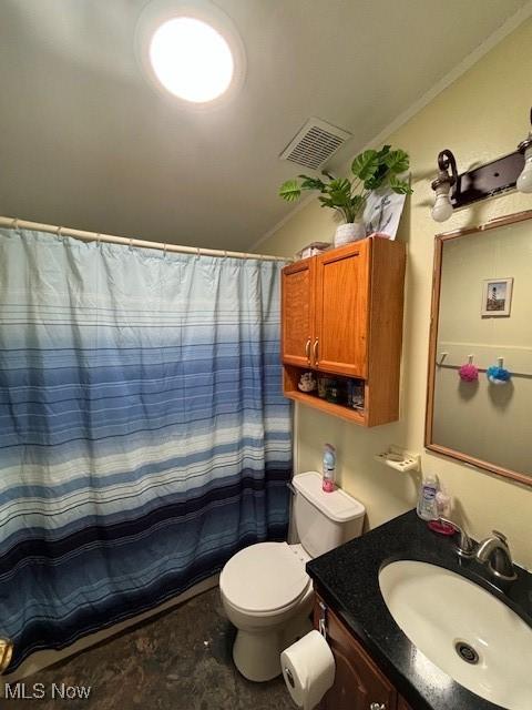 bathroom with a shower with curtain, crown molding, vanity, and toilet