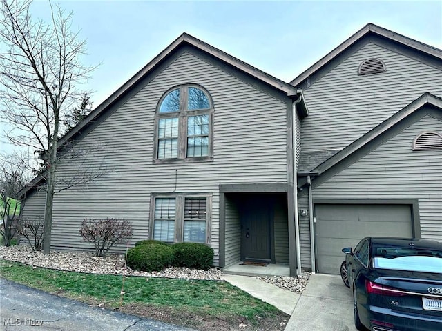 view of front facade featuring a garage