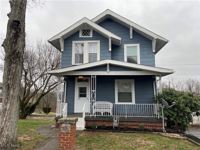 view of front of home featuring a front lawn