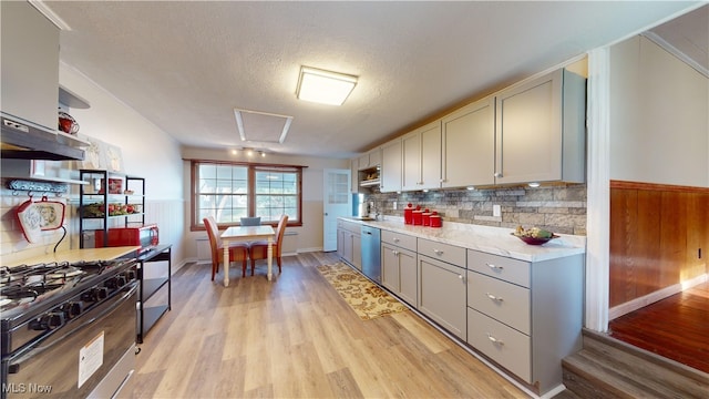 kitchen with decorative backsplash, a textured ceiling, stainless steel appliances, light hardwood / wood-style flooring, and gray cabinets