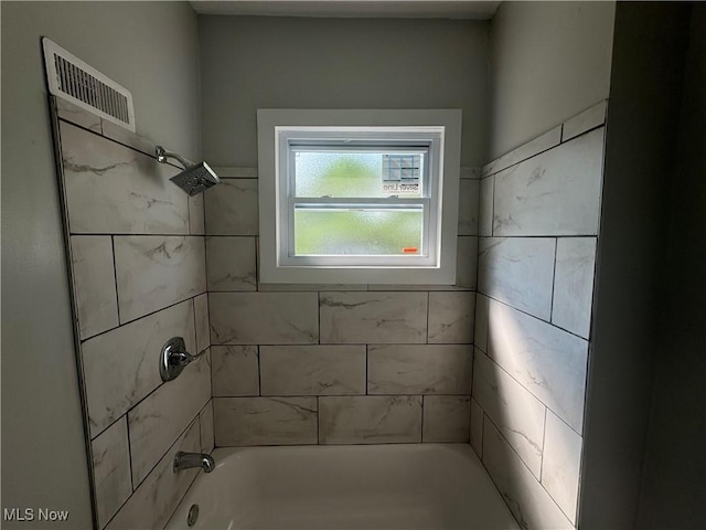 bathroom featuring tiled shower / bath combo