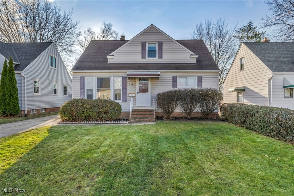 view of front facade with a front yard