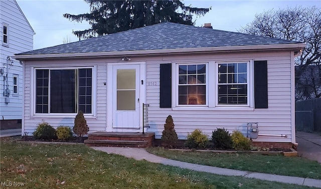 view of front facade featuring a front yard