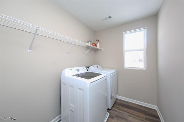 laundry area with dark wood-style floors, visible vents, laundry area, baseboards, and independent washer and dryer