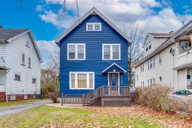 view of front of property with a front yard