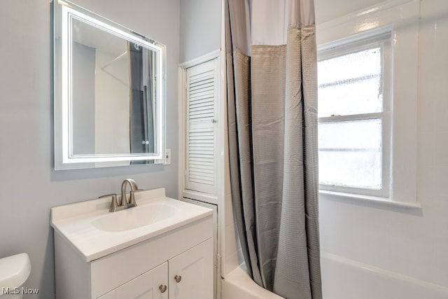 full bathroom with shower / bath combo with shower curtain, vanity, and toilet