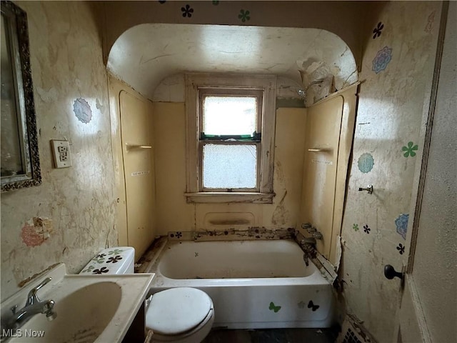 bathroom featuring sink, a bathtub, and toilet