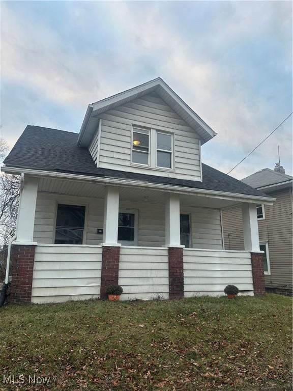 view of front of house with a front lawn