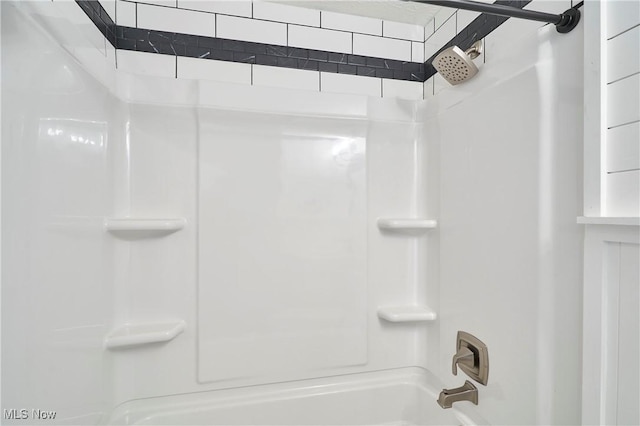 bathroom featuring tiled shower / bath