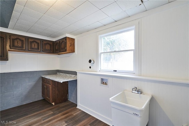 laundry room with cabinets, sink, dark wood-type flooring, and washer hookup