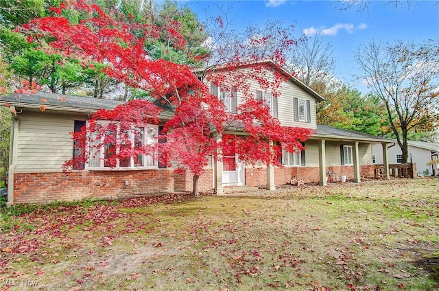 view of front facade featuring a front yard