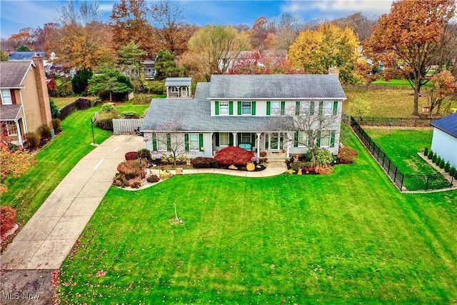 colonial inspired home featuring a front yard