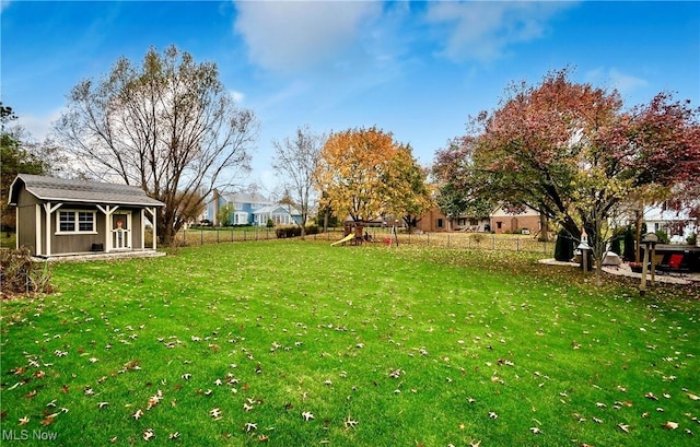 view of yard with an outdoor structure