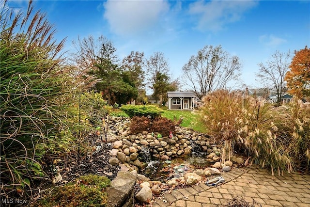 view of yard with an outdoor structure