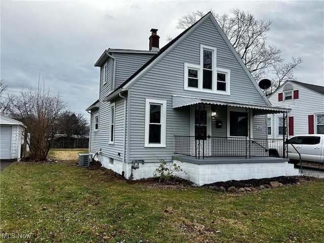 view of front facade featuring cooling unit, a front lawn, and covered porch