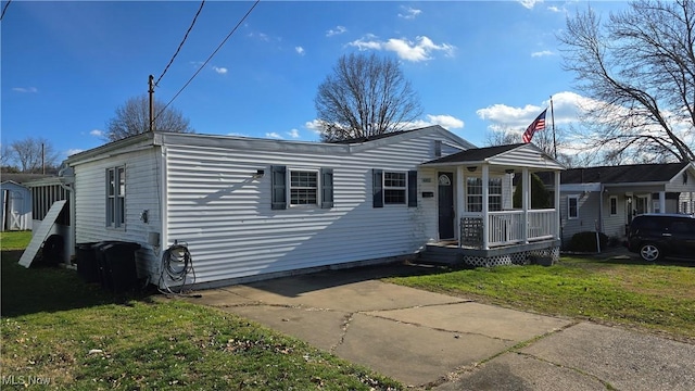 view of front of home with a front yard