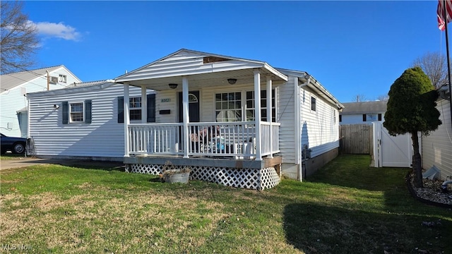 view of front facade featuring covered porch and a front lawn