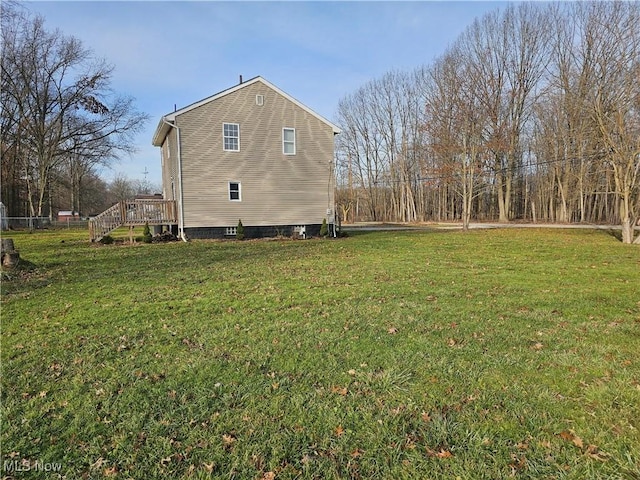 view of side of property featuring a lawn