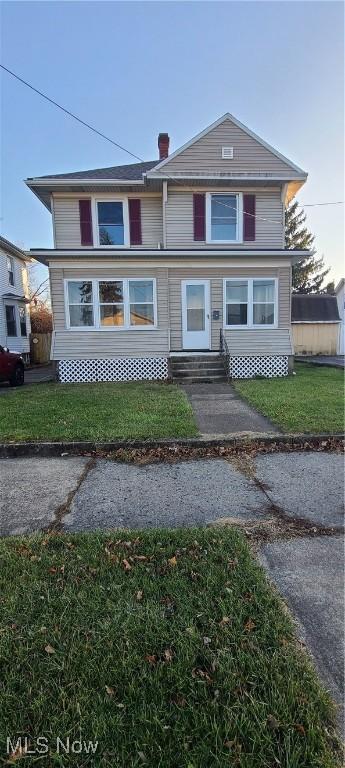 view of front of home featuring a front lawn