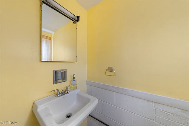 bathroom featuring sink