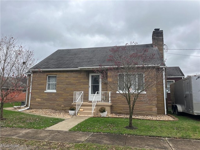 view of front facade featuring a front yard