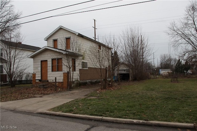 view of front facade featuring a front lawn